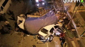 Şanlıurfa'da feci kaza! Kamyon çarptığı otomobille birlikte üst geçitten aşağı düştü