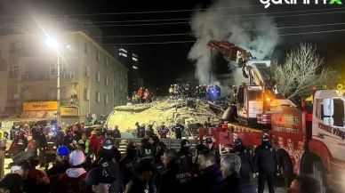 Son Dakika! Konya'da bina çöktü; 2 yaralı kurtarıldı, 5 kişiyle irtibat sağlandı! Vali: Enkaz altındakiler için titiz çalışma sürüyor.