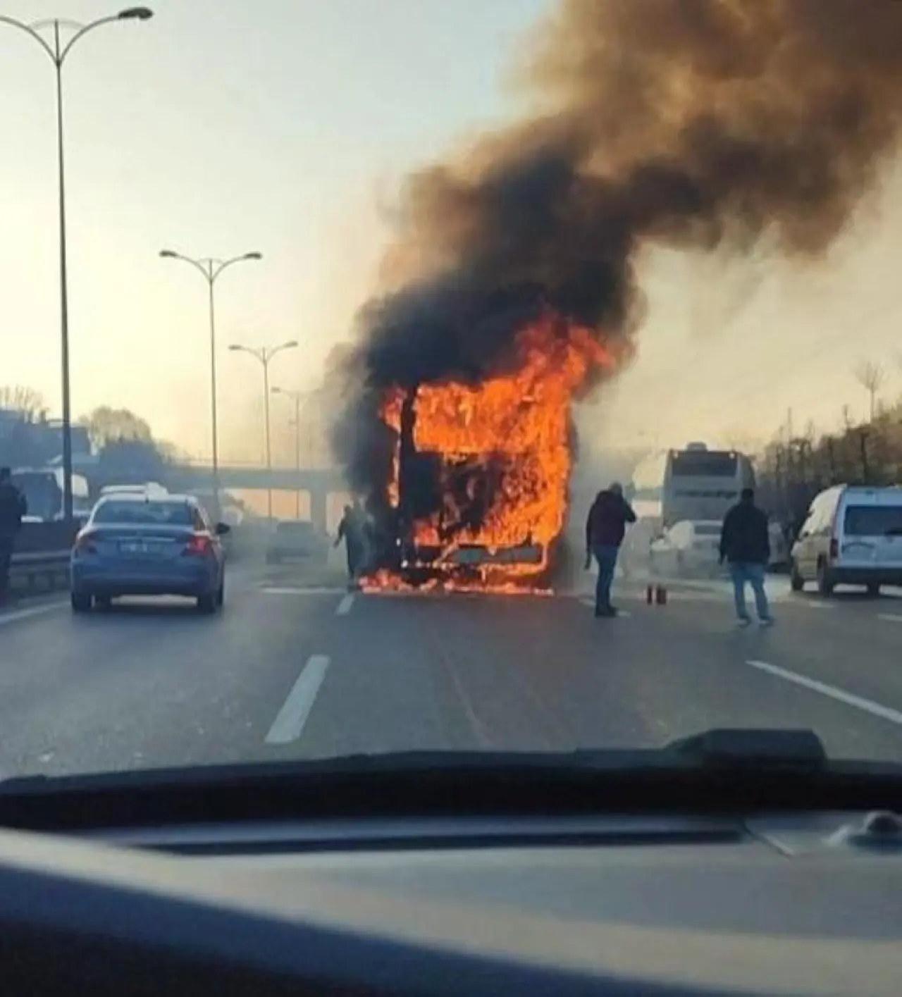 İstanbulda yolcu otobüsünde yangın Ekipler sevk edildi