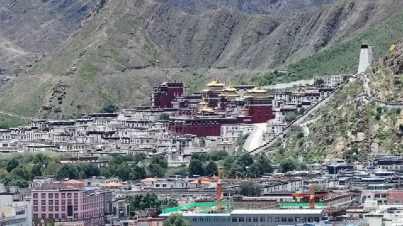 Çin'in Tibet bölgesinde gerçekleşen 7,1 büyüklüğündeki depremde en az 32 kişi hayatını kaybetti.