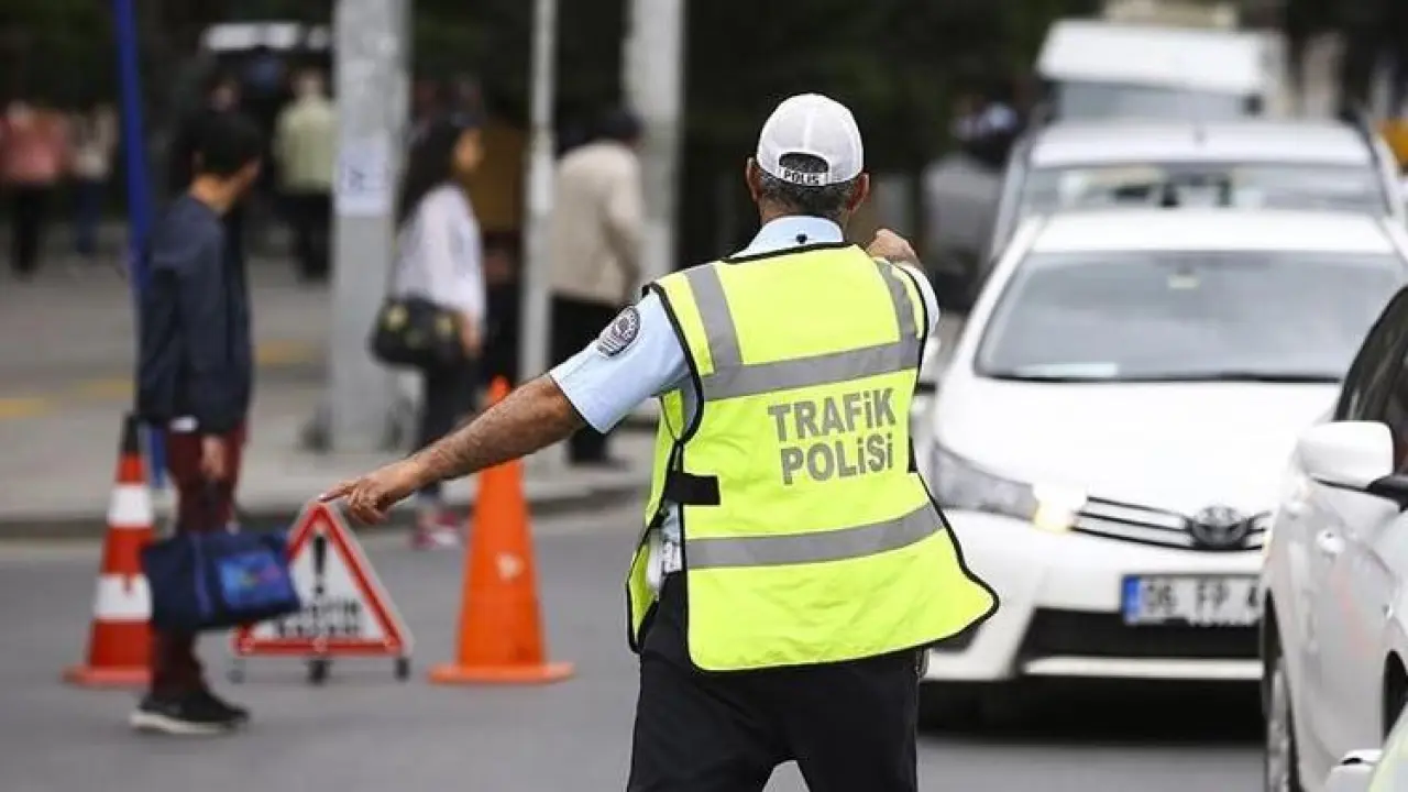 İçişleri Bakanlığı'ndan bayram genelgesi: 99 bin 245 trafik polisi görev  alacak - Son Dakika Haber