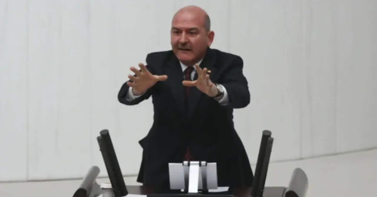 Süleyman Soylu meclis kürsüsünden birilerine el işareti yapıyor